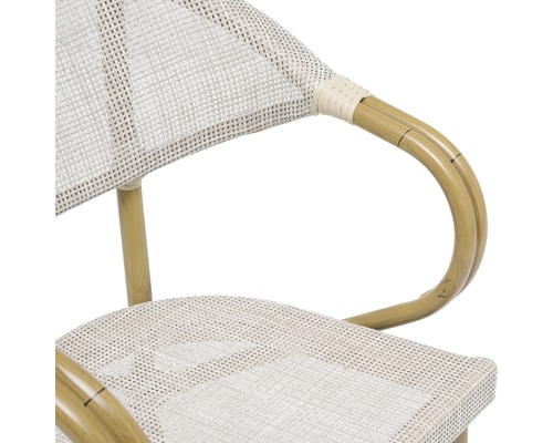 Detaljvy av en stol med armstöd och sits av rotting