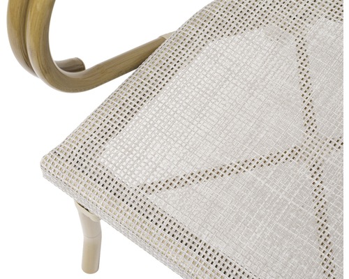 Detaljvy av rottingstol med nätklädsel