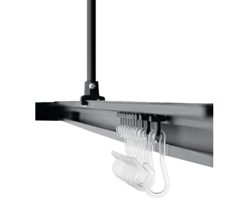 Detaljvy av en klädstång med transparenta krokar för att fästa textilier.