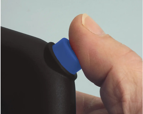 Ett finger trycker på en blå knapp på en svart enhet.