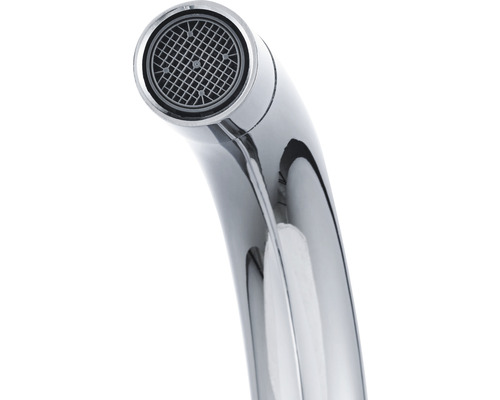 Närbild av en kromad vattenkran med perlator