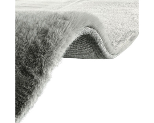 Detaljbild av en grå matta med textilbaksida