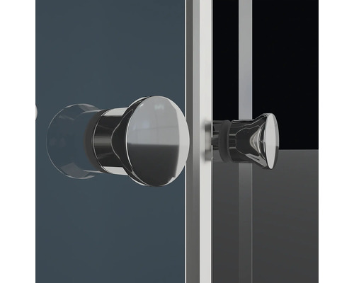 Detaljvy av duschdörr med handtag