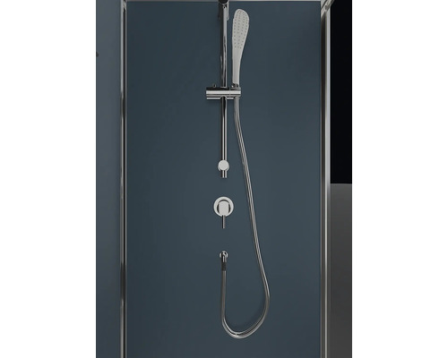 Duscharmatur med handdusch och regulator på en duschvägg