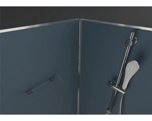 Detaljvy av en duschkabin med duschhuvud och hållare