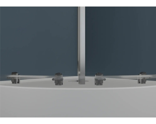 Detaljvy av en duschkabin med transparenta glaselement och silverfärgade beslag