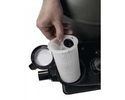 En hand sätter en sil i ett poolfilter