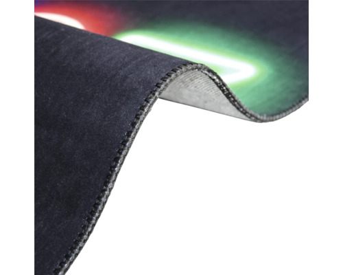 Detaljvy av en gamingmusmattskant med söm