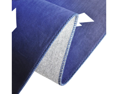 Detaljvy av en blå matta med vitt mönster