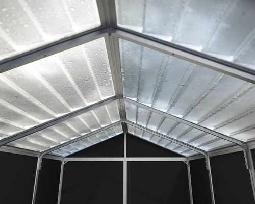 Insidan av ett trädgårdsskjul med takkonstruktion i metall