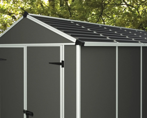 Detaljvy av ett trädgårdsskjul med dubbeldörr och sadeltak