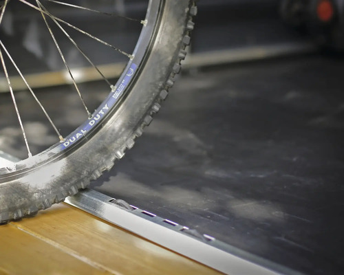 Detaljvy av ett cykeldäck på en golvbeläggning