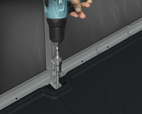 Närbild av en borrmaskin under montering av en produkt i Hornbachs webbutik.