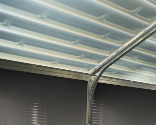 Detaljvy av ett terrasstak med metallram och genomskinliga element