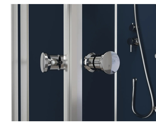 Detaljbild av en duschkabin med handtag, armaturer och duschslang.