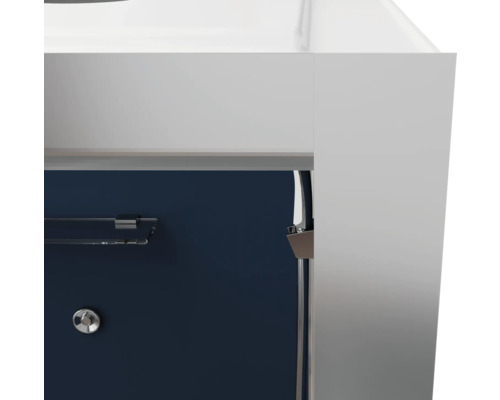 Detaljvy av badrumsmöbel med handdukshållare och armatur