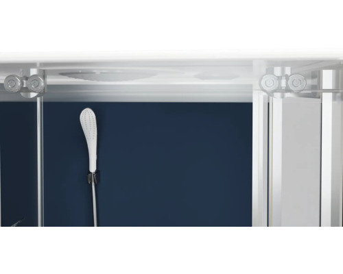 Detaljvy av duschkabin med handdusch och skjutdörrsbeslag