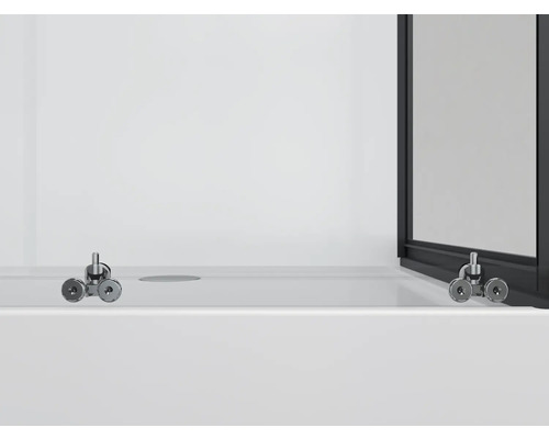 Detaljvy av duschkabin med skjutdörr och rullmekanism