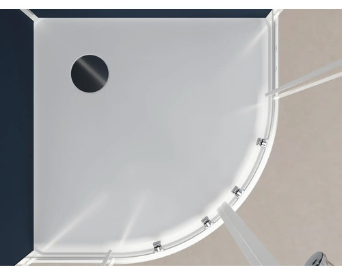 Översikt över duschkabin med avlopp och duschvägg