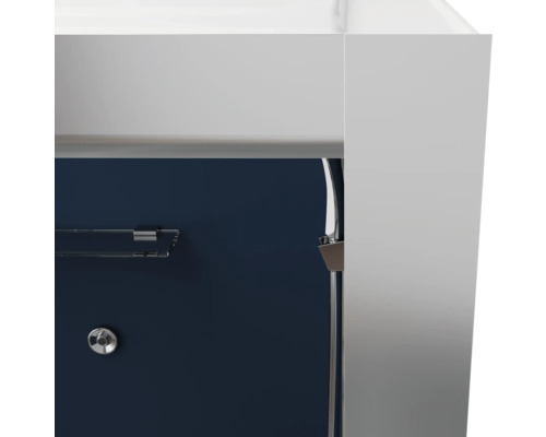 Detalj av badrumsmöbel med handdukshållare och armatur