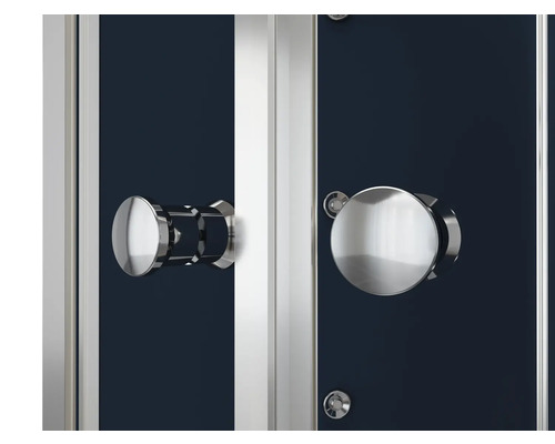 Detaljvy av duschkabin med runda handtag och silverfärgade beslag