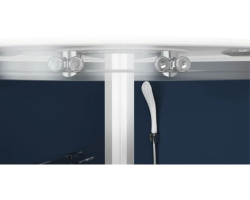 Detaljvy av en duschkabin med skjutdörrssystem, duschhuvud och hylla