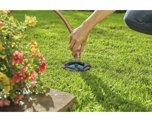 Trädgårdsbevattning med infälld fyrkantig sprinkler i gräsmattan.