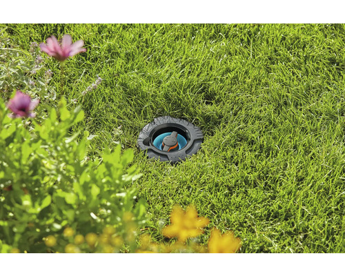 Pop-up sprinkler i en gräsmatta