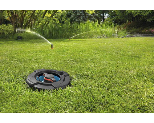 Bevattnad gräsmatta med infällbar fyrkantsspridare