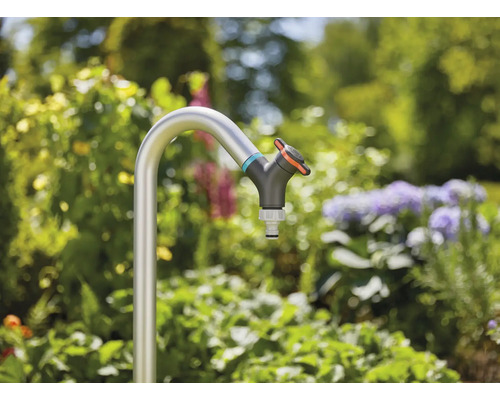 Trädgårdskran av metall i trädgården