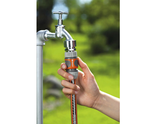 Installation av en trädgårdsslang på en vattenkran med en slangkoppling