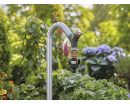 Trädgårdsslanganslutning med kran i trädgården