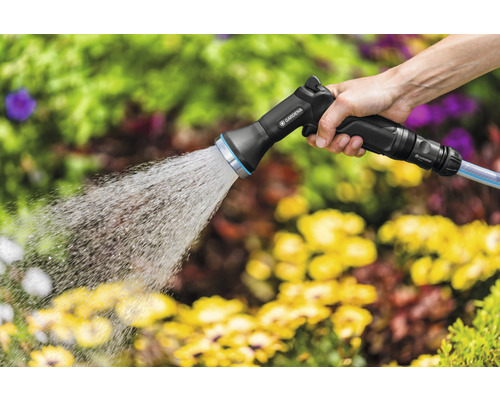 Trädgårdsdusch används för att vattna växter i trädgården.