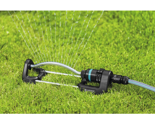 Gardena Oscillerande Sprinkler på gräsmatta med vattenstrålar