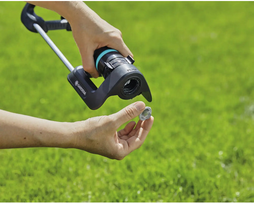 Person håller filter till en Gardena sprinkler i handen