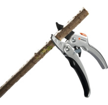 Gardena grensax klipper en gren.