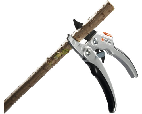 Gardena grensax klipper en gren.