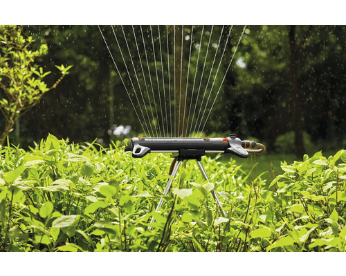 Grässpridare med spraystråle som används för att vattna växter