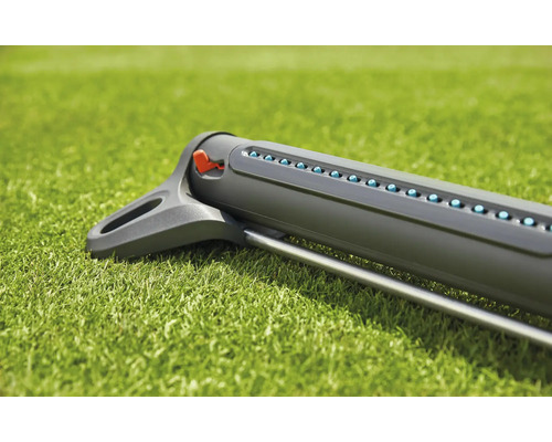 Trädgårdsspridare på gräsmatta