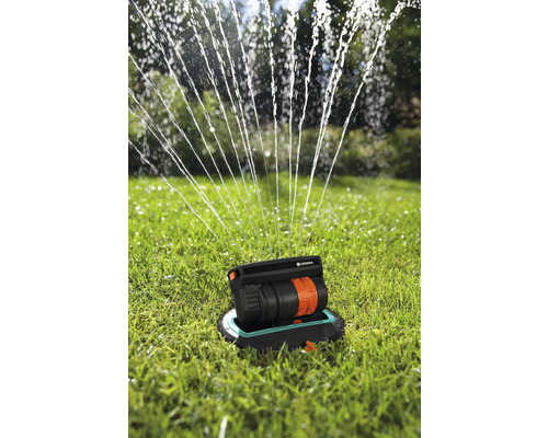 Gardena spridare i bruk på gräsmatta