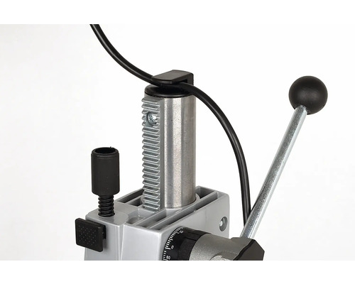 Detaljvy av en borrmaskin med kuggstång och manöverspak