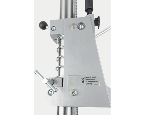 Detaljvy av en borrmaskin med fäste och kontrollelement.