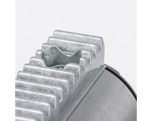 Detaljvy av en metallskena med tandstruktur