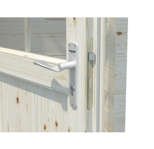 Detaljvy av en trädörr med silverfärgat dörrhandtag och lås