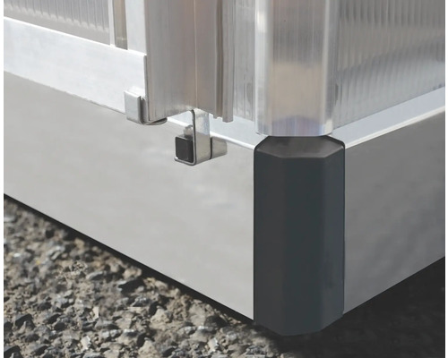 Detaljbild av ett växthus med aluminiumram och hörnskydd.
