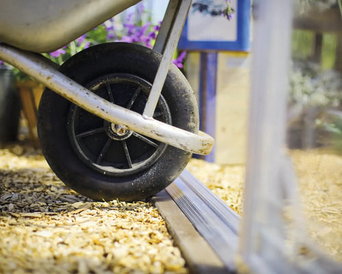 Hjul på en skottkärra på träflis