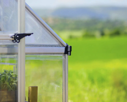 Detaljvy av växthus med aluminiumram och transparenta väggar