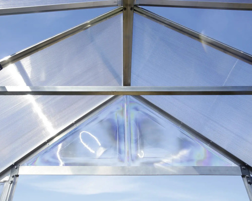 Detaljvy av ett växthustak med aluminiumram och transparenta paneler