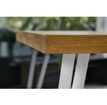Detaljvy av en bordsskiva i trä med metallben