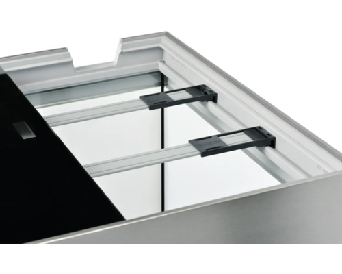 Detaljbild av en duschkabin med svart glasvägg och silverfärgade ramar.